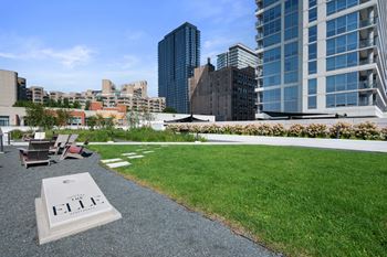 Outdoor patio area at the elle apartments in chicago, il 60605